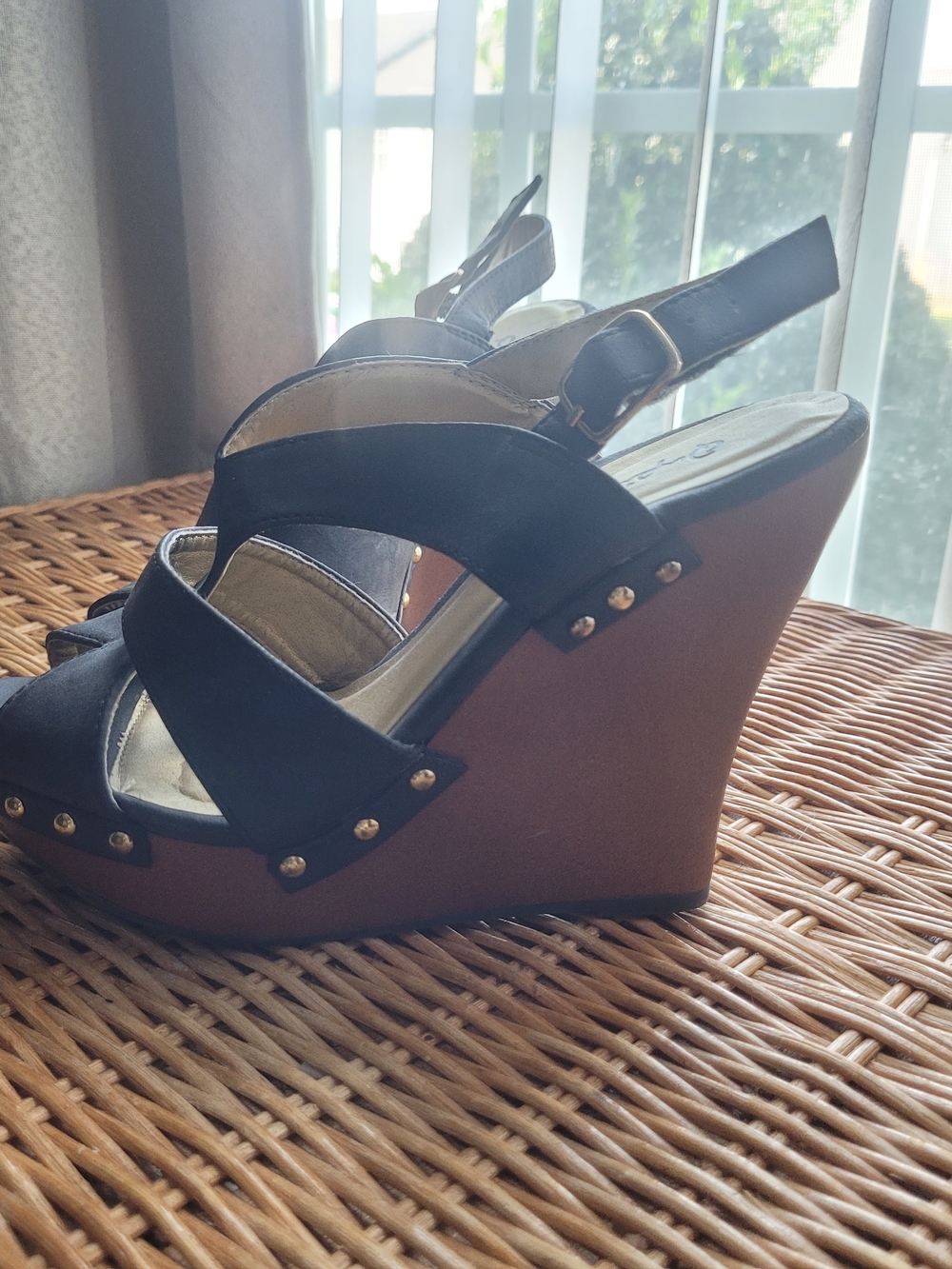 Qupid Black Strappy Wedge Sandals with Brown Platform